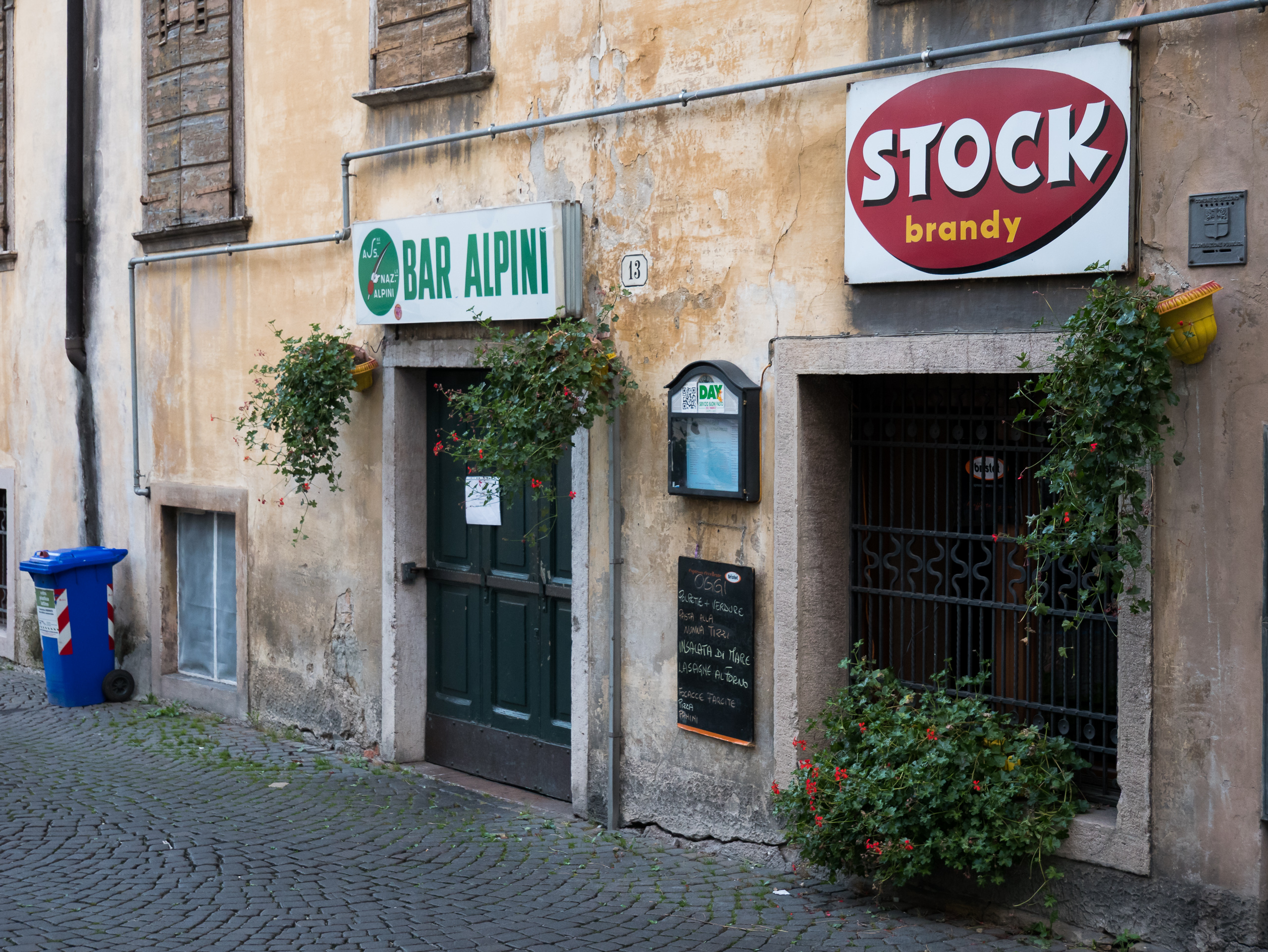 Die „Bar Alpini“ mit alter Stock-Brandy-Reklame